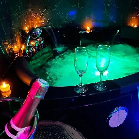 Le Baroque / Jacuzzi / Sauna Apartment