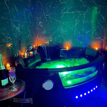 Le Baroque / Jacuzzi / Sauna Apartment Chateau-Landon