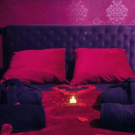 Le Baroque / Jacuzzi / Sauna Apartment *